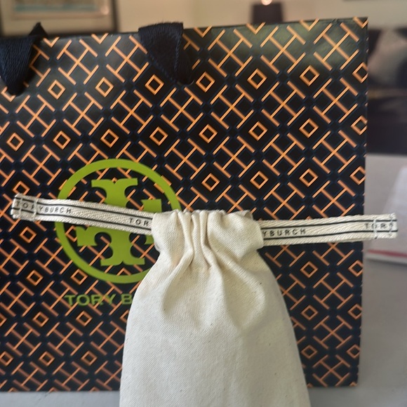 NEW TORY BURCH 143361 ROSE GOLD TORY BURCH LOGO WOMENS STUD EARRING + BAG - Picture 8 of 8